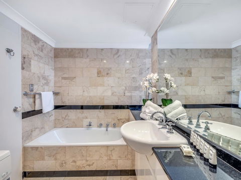 Panoramic Harbour Views And Unbeatable Comfort - Lawyer Find 4