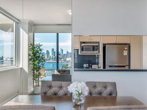 Panoramic Harbour Views And Unbeatable Comfort - Lawyer Find 8