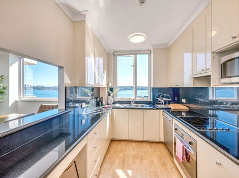 Panoramic Harbour Views And Unbeatable Comfort - Lawyer Find 7