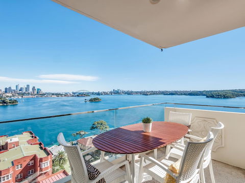 Panoramic Harbour Views And Unbeatable Comfort - Lawyer Find 0
