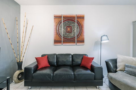CitySide Apartment - 2 Bedroom With Private Courtyard - Click Find 4