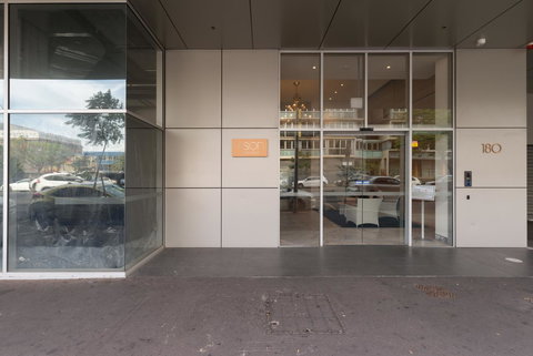 Ther-Rich 2Brm CBD Apartment - Who Is Search 11