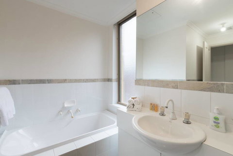 One Bedroom In Adelaideâ€™s East End FREE WIFI*Netflix*Parking - Bet 4u 11