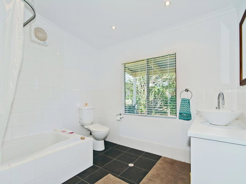 Boat House - Bet 4u 8