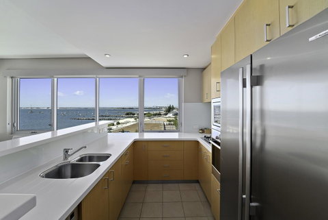 Luxury Suite Bunbury - Lawyer Find 8