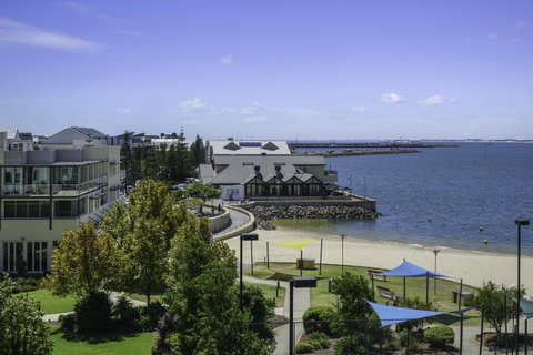 Luxury Suite Bunbury - Lawyer Find 0