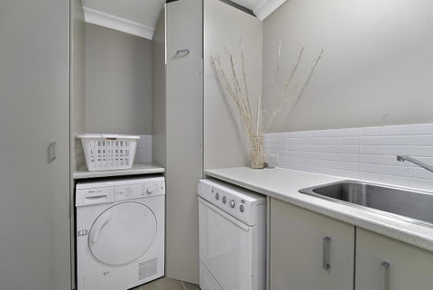 Luxury Suite Bunbury - Lawyer Find 15
