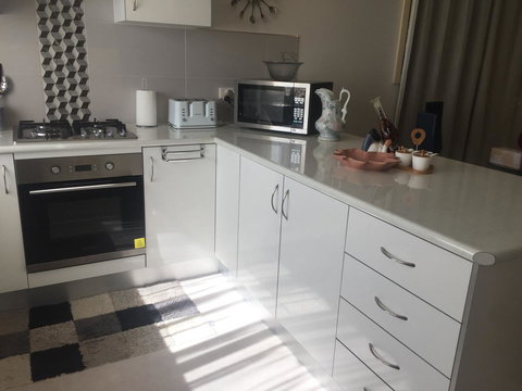 Bright & Beautiful Home On The Hills! - Bet 4u 13