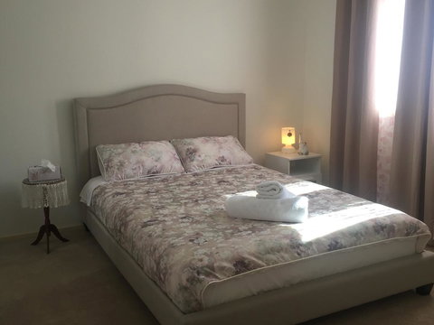 Bright & Beautiful Home On The Hills! - Bet 4u 17