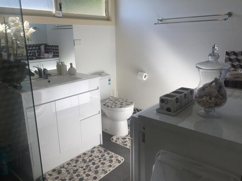 Bright & Beautiful Home On The Hills! - Bet 4u 22