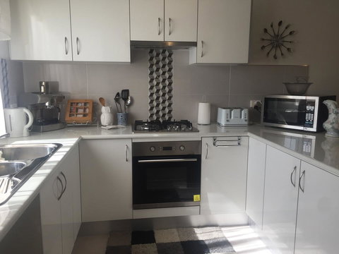 Bright & Beautiful Home On The Hills! - Bet 4u 14