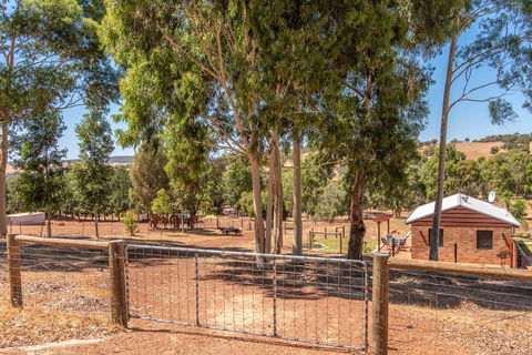 'Bindoon Valley Escape' Cottage - Click Find 11
