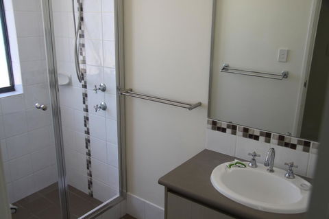 Byford House On The Scarp - Click Find 10