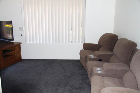 Byford House On The Scarp - Click Find 13