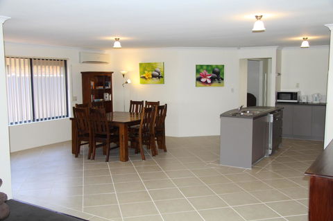 Byford House On The Scarp - Click Find 5