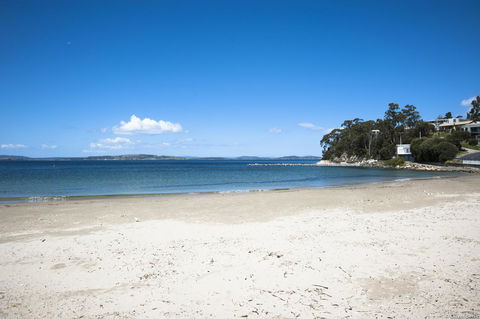 On The Beach Waterfront Apartment - Click Find 16