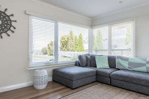 On The Beach Waterfront Apartment - Click Find 2