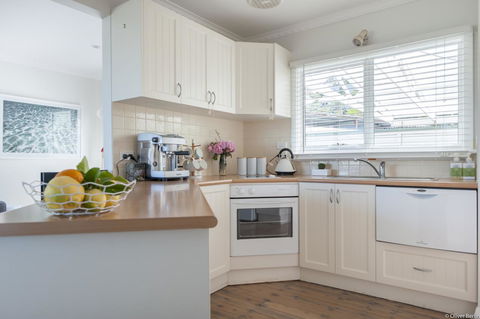 On The Beach Waterfront Apartment - Click Find 7