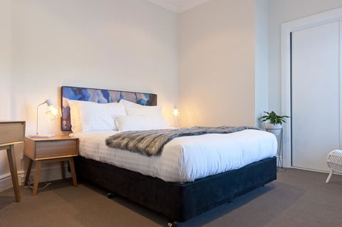 On The Beach Waterfront Apartment - Click Find 9