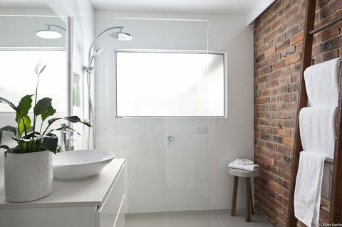 On The Beach Waterfront Apartment - Click Find 5