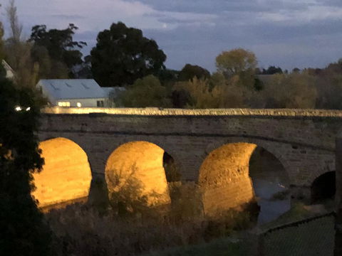 Richmond Bridge Accommodation â€œTwo The Bridgeâ€ - DBD 31
