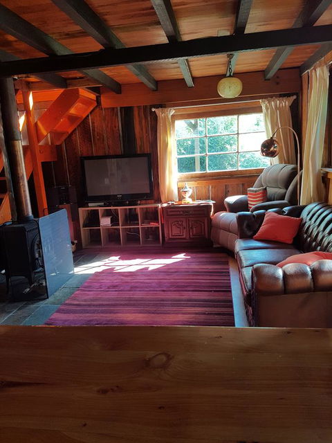 Whispering Hills Retreat - Click Find 10