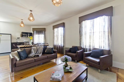Deloraine Hotel - Click Find 4