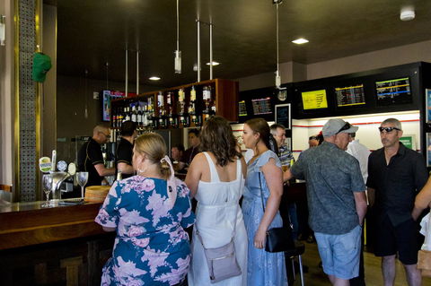 Deloraine Hotel - Click Find 13