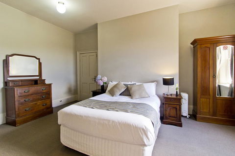 Deloraine Hotel - Click Find 26