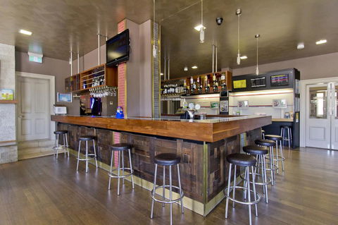 Deloraine Hotel - Click Find 15