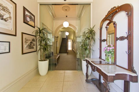 Deloraine Hotel - Click Find 3