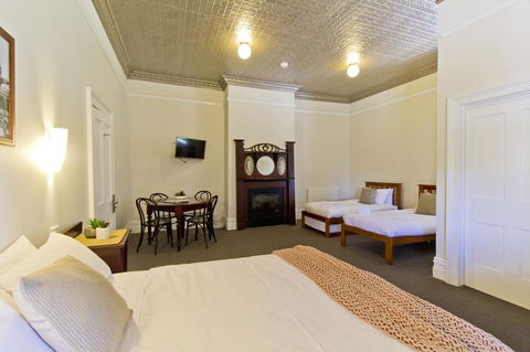 Deloraine Hotel - Click Find 1