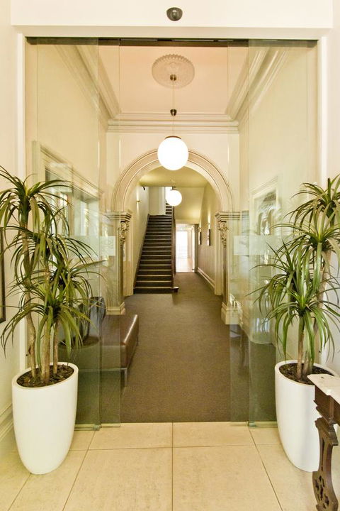 Deloraine Hotel - Click Find 18
