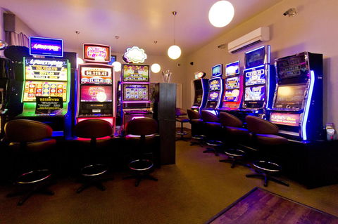Deloraine Hotel - Click Find 17