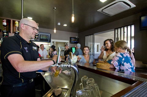 Deloraine Hotel - Click Find 12
