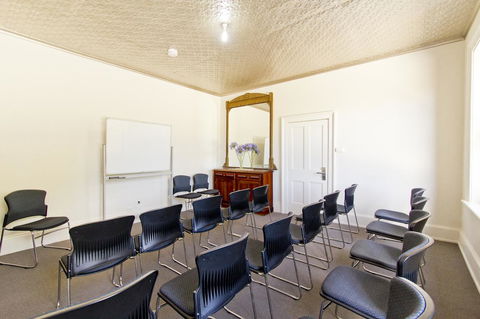 Deloraine Hotel - Click Find 20