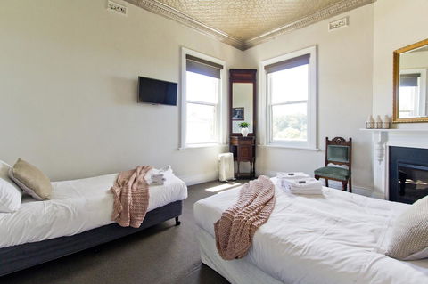 Deloraine Hotel - Click Find 21
