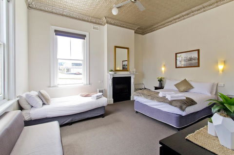 Deloraine Hotel - Click Find 22