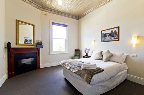 Deloraine Hotel - Click Find 6