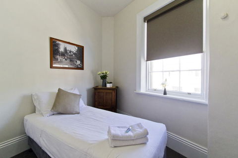Deloraine Hotel - Click Find 24