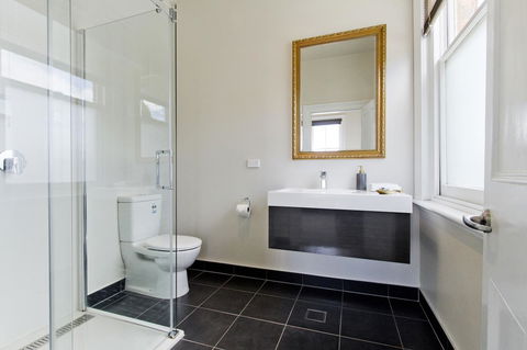 Deloraine Hotel - Click Find 2