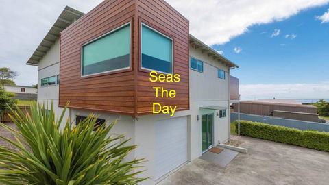 Seas The Day - Seaside Getaway - Click Find 1