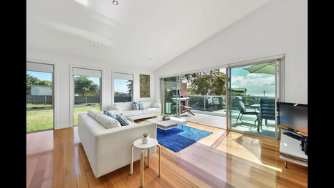 Seas The Day - Seaside Getaway - Click Find 0