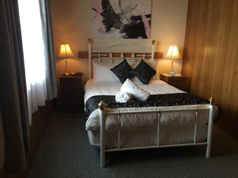 Regatta Point Tavern & Holiday Villas - Click Find 14