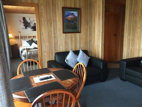 Regatta Point Tavern & Holiday Villas - Click Find 13