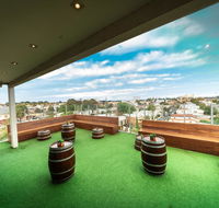 Summer House Melbourne Backpackers - Click Find
