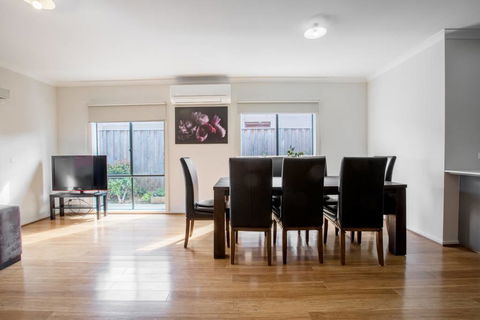Point Cook Home With A Lovely View In Salt Water - Bet 4u 7