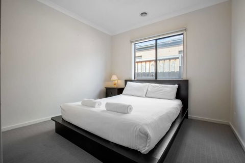 Point Cook Home With A Lovely View In Salt Water - Bet 4u 3