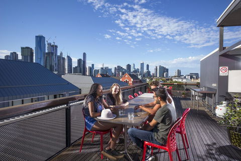 Melbourne Metro YHA - Bridge Guide 0
