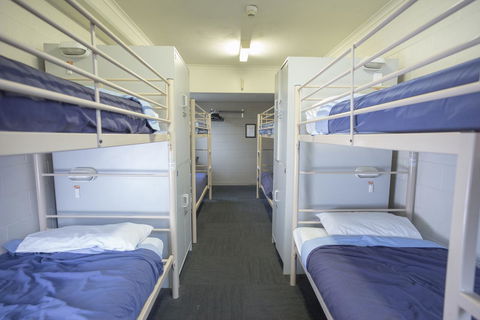 Melbourne Metro YHA - Bridge Guide 15